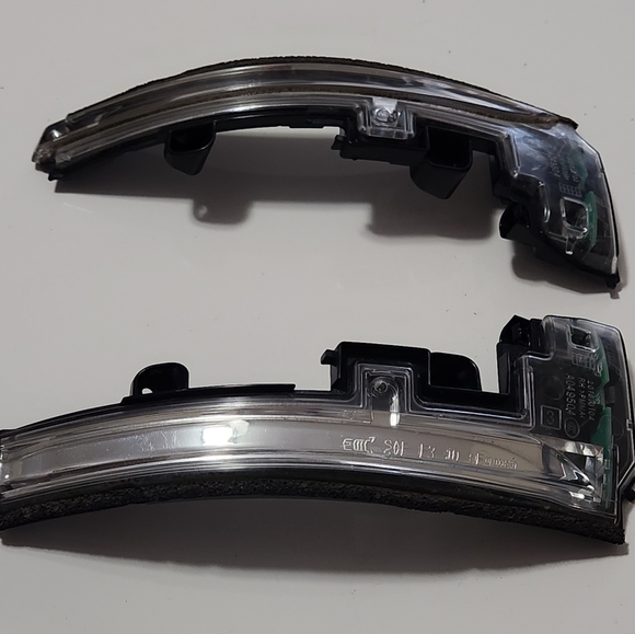 Land Rover Range Rover Sport Side Mirror OEM LED Indicators - L/R - Picture 2 of 10